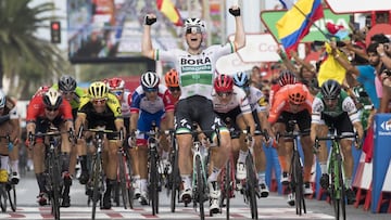 Sam Bennett celebra su victoria en la tercera etapa de la Vuelta a España con final en Alicante.