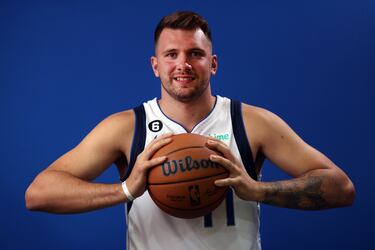 Esta, como quien no quiere la cosa, será ya la quinta temporada de Luka Doncic en Dallas Mavericks. El listón está muy alto: all star las tres últimas campañas, en las que también ha entrado en el Mejor Quinteto. Dice que el objetivo único es ganar el campeonato, y sus Mavs tendrán que dar un gran nivel para aspirar a ello. Son, en todo caso, vigentes finalistas del Oeste tras eliminar la pasada temporada a Utah Jazz y al mejor equipo de la fase regular, Phoenix Suns. Doncic tiene otra aspiración legítima: su primer MVP. Y un objetivo claro como es integrar cuanto antes al gran refuerzo de los texanos para esta nueva temporada, el pívot Christian Wood.