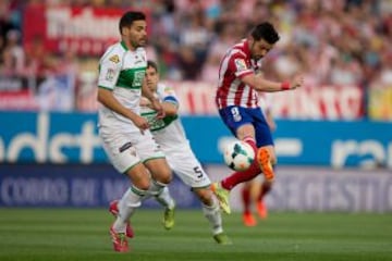 MADRID, SPAIN - APRIL 18: David Villa (R) of Atletico de Madrid competes for the ball with Alberto Tomas Botia (L) of Elche FC during the La Liga match between Club Atletico de Madrid and Elche FC at Vicente Calderon Stadium on April 18, 2014 in Madrid, Spain. (Photo by Gonzalo Arroyo Moreno/Getty Images)