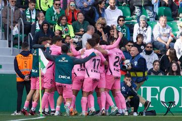 Los jugadores del Espanyol celebran en una piña el 0-1.