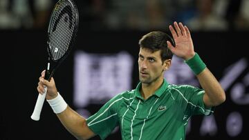 Novak Djokovic reacciona durante su partido ante Dominic Thiem en la final del Open de Australia 2020.