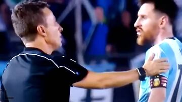 Messi le grita de todo a la cara al árbitro y se va sin tarjeta