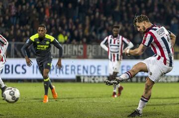 Fran Sol, en uno de los goles que le hizo al PSV con la camiseta del Willem II holandés (2018).