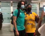 ¡Crack! Acechan a Acevedo en aeropuerto y él se detiene a dar fotos y autógrafos