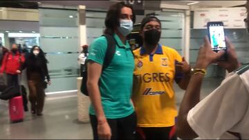 ¡Crack! Acechan a Acevedo en aeropuerto y él se detiene a dar fotos y autógrafos