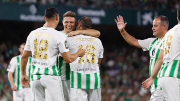 Joaquín celebra un gol con Denilson y Oliveira.