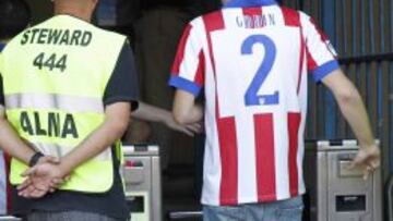 Un aficionado, en el control.