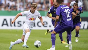 Leipzig&#039;s Timo Werner, left, challenges for the ball with Osnabrueck&#039;s Thomas Konrad, right, during the German soccer cup, DFB Pokal, first Round match between VfL Osnabrueck - RB Leipzig in Osnabrueck, Sunday, Aug. 11, 2019. (Guido Kirchner/dpa