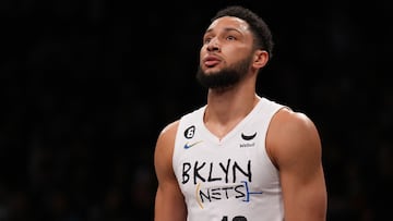 Simmons ha estado fuera de actividad desde fin de semana del All-Star por una lesión de rodilla. Sin embargo, durante ese lapso desarrolló inflamación en los nervios de la espalda.