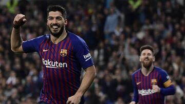 TOPSHOT - Barcelona's Uruguayan forward Luis Suarez celebrates his second goal during the Spanish Copa del Rey (King's Cup) semi-final second leg football match between Real Madrid and Barcelona at the Santiago Bernabeu stadium in Madrid on Febr