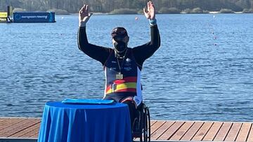 El remero espa&ntilde;ol Javier Reja celebra su clasificaci&oacute;n para los Juegos Paral&iacute;mpicos de Tokio tras ganar la regata clasificatoria europea.