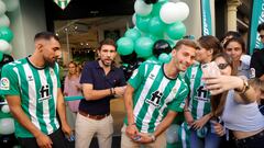 Canales, junto a Borja Iglesias en una inauguración.