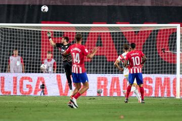 0-5. Error de Dimitrievski en el despeje, le cae el balón a Ángel Correa y pica por encima del portero del Rayo desde la frontal del área.