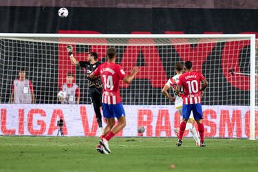 0-5. Error de Dimitrievski en el despeje, le cae el balón a Ángel Correa y pica por encima del portero del Rayo desde la frontal del área.