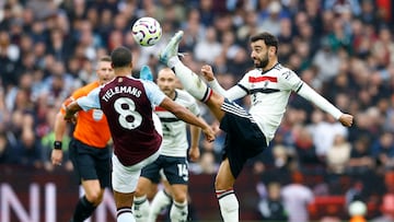 Soccer Football - Premier League - Aston Villa v Manchester United - Villa Park, Birmingham, Britain - October 6, 2024 Aston Villa's Youri Tielemans in action with Manchester United's Bruno Fernandes Action Images via Reuters/Peter Cziborra EDITORIAL USE ONLY. NO USE WITH UNAUTHORIZED AUDIO, VIDEO, DATA, FIXTURE LISTS, CLUB/LEAGUE LOGOS OR 'LIVE' SERVICES. ONLINE IN-MATCH USE LIMITED TO 120 IMAGES, NO VIDEO EMULATION. NO USE IN BETTING, GAMES OR SINGLE CLUB/LEAGUE/PLAYER PUBLICATIONS. PLEASE CONTACT YOUR ACCOUNT REPRESENTATIVE FOR FURTHER DETAILS..
