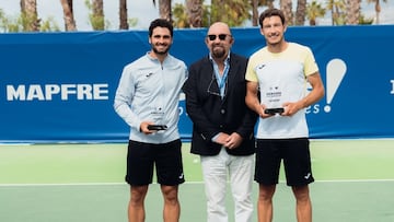 El presidente de la RFET Miguel Díaz posa con Pablo Carreño tras la disputa del ATP Challenger de Tenerife.
