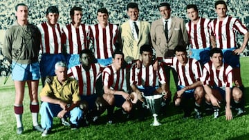 Los jugadores del Atl&eacute;tico de Madrid posan con el t&iacute;tulo de la Recopa de 1962.