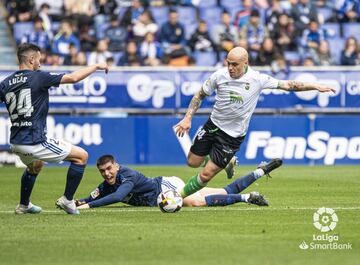 Jorge Pombo, del Racing, intenta driblar a Lucas, del Oviedo, en el Carlos Tartiere.