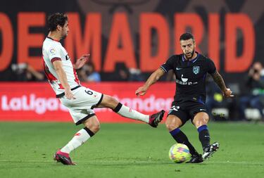 Mario Hermoso controla un balón ante Comesaña.