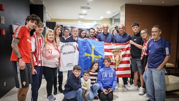 19-10-25. GELABERT, EL PRESIDENTE DAVID GUERRA Y JOAQUÍN ALONSO POSAN CON MIEMBROS DEL CENTRO ASTURIANO DE VALLADOLID.