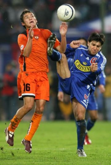 Aránguiz salió de las inferiores de Cobreloa y el 2006 enfrentó a la U. Aquí sufre la marca de Patricio Ormazábal.