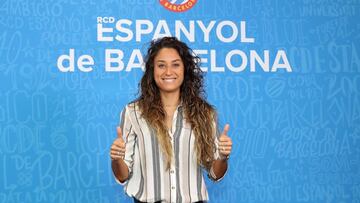 Débora, confinada en Polonia: "Me vine con tres prendas en la maleta"