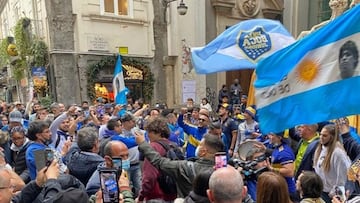 Nápoles se tiñe de azul y oro para recordar a Maradona