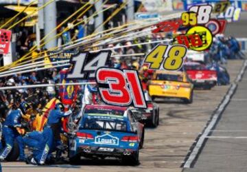 Espectacular imagen de la parada en boxes durante la Monster Energy NASCAR Cup en Richmond, Virginia. 