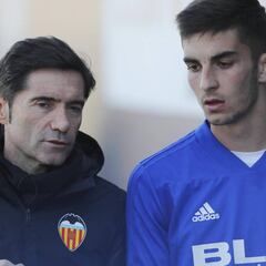 Marcelino charla con Ferran,
damnificado del 5-3-2