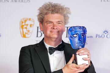 Simon Farnaby durante la alfombra roja de los premios BAFTA 2023.