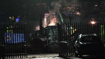 Los servicios de emergencia trabajaron en la escena de los restos de un helicóptero que se estrelló en un estacionamiento fuera del estadio King Power del Leicester City en Leicester, al este de Inglaterra, el 27 de octubre de 2018.