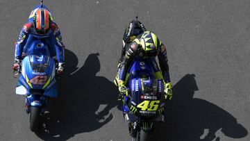 Italy&#039;s biker Valentino Rossi (R) rides his Yamaha as Spain&#039;s biker Alex Rins rides his Suzuki on pit lane during the MotoGP free practice of the Argentina Grand Prix at Termas de Rio Hondo circuit, in Santiago del Estero, Argentina on March 29, 2019. (Photo by JUAN MABROMATA / AFP)