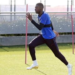 Dembélé completa su primer entrenamiento con el grupo seis meses después
