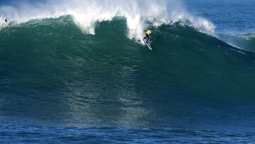 Natxo Gonzalez surfeando La Vaca Gigante 2021-2022 en Santander, Cantabria. 