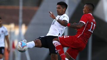 Futbol, Union La Calera vs Colo Colo.  Undecima fecha, campeonato Nacional 2020.  El jugador de Colo Colo Felipe Campos, centro, disputa el balon con Juan Leiva de Union La Calera durante el partido de primera division realizado en el estadio Nicolas Chahuan de Calera, Chile.  12/09/2020  Andres Pina/Photosport   Football, Union La Calera vs Colo Colo.  11th date, 2020 National Championship.  Colo Colo's player Felipe Campos, center, battles for the ball against Juan Leiva of Union La Calera during the first division match held at the Nicolas Chahuan stadium in La Calera, Chile.  12/09/2020  Andres Pina/Photosport