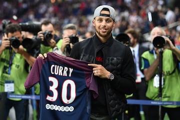 Stephen Curry con la camiseta del PSG.