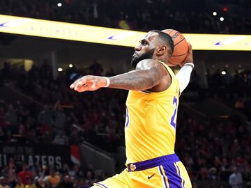 Fotografía de LeBron James realizando un mate en su primer partido con Los Ángeles Lakers en el partido frente a los Portland Trail Blazers.