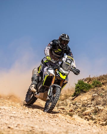 Iván Cervantes en la Baja Aragón con la Triumph Tiger 900.