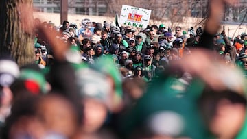 El momento en el que celebración de Eagles se vuelve un caos por tiroteo