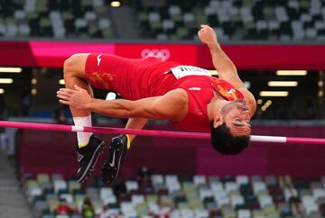 Jorge Ure?a durante la cuarta prueba del Decatl¨®n masculino en el salto de altura. Buscando recortar puntos a la cabeza, le queda a las 14:38 los 400 metros.