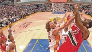 <b>NO EN CASA DE PAU. </b>Greg Oden, la torre de Portland, busca paso franco hacia el aro 'laker': no en el Staples Center, no ante Pau Gasol.