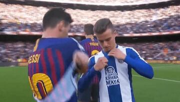 Fans del Espanyol se indignan con Adrià Pedrosa por cambiarse la camiseta con Messi