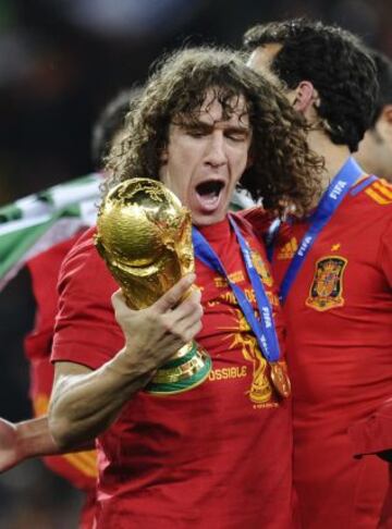 Puyol feliz tras conseguir la primera Copa del Mundo para España.