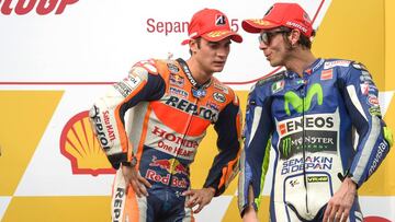 Winner Repsol Honda Team&#039;s Spanish rider Dani Pedrosa (C) listens to third placed Movistar Yamaha MotoGP&#039;s Italian rider Valentino Rossi (R) as second placed Movistar Yamaha MotoGP&#039;s Spanish rider Jorge Lorenzo looks on after winning the Malaysian Grand Prix MotoGP motorcycling race at the Sepang International Circuit on October 25, 2015. AFP PHOTO / MOHD RASFAN