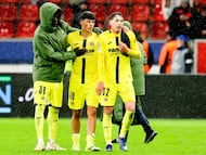 DORTMUND (Germany), 28/01/2026.- Alassane Diatta, (L) Daniel Budesca (C) of Villarreal react after the UEFA Champions League match between Bayer 04 Leverkusen and Villarreal CF, in Leverkusen, Germany, 28 January 2026. (Liga de Campeones, Alemania) EFE/EPA/FRIEDEMANN VOGEL