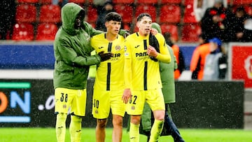 DORTMUND (Germany), 28/01/2026.- Alassane Diatta, (L) Daniel Budesca (C) of Villarreal react after the UEFA Champions League match between Bayer 04 Leverkusen and Villarreal CF, in Leverkusen, Germany, 28 January 2026. (Liga de Campeones, Alemania) EFE/EPA/FRIEDEMANN VOGEL