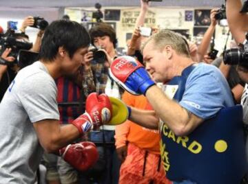 El boxeador filipino y campeón mundial en ocho divisiones Manny Pacquiao entrena frente periodistas, en el club de boxeo Wild Card, en Hollywood, California (EE.UU.). Pacquiao se enfrentará a Floyd Mayweather Jr. en una pelea por el título mundial unificado peso welter, en Las Vegas, el próximo 2 de mayo.