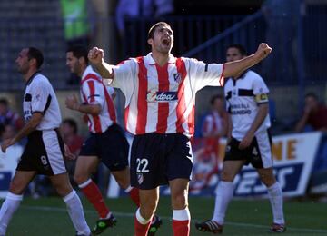 El delantero fue importante en una plantilla del Atlético que en la temporada 2001-02 logró el ascenso a Primera División. Ya lo había intentado la temporada anterior, pero no lo logró. Tuvo que llegar Luis Aragonés para que el Atlético ascendiera. Jugó 39 partidos: 38 ligueros y uno copero. Y marcó 22 goles, todos en el torneo liguero. Cumplió con creces y celebró a lo grande el ascenso rojiblanco a la categoría que nunca debió perder. Luego jugó, entre otros, en Racing de Santander, Málaga y Murcia. 