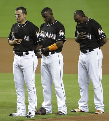 Martín Prado, visiblemente conmovido junto a Dee Gordon y Marcell Ozuna. 