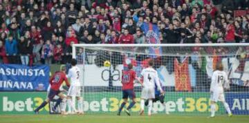 Oriol Riera marca el 1-0.